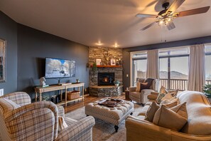 Smart TV, fireplace - Sugar Shack - Condo with amazing views, close to slopes! (Banner Elk)