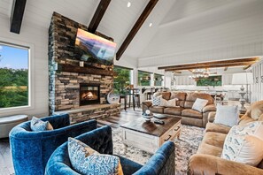 Smart TV, lareira, videogames, aparelho de som