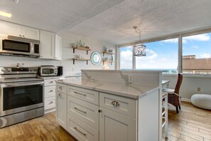 冷蔵庫、電子レンジ、オーブン、コンロ