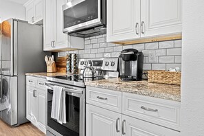 Kühlschrank, Mikrowelle, Ofen, Herdplatte