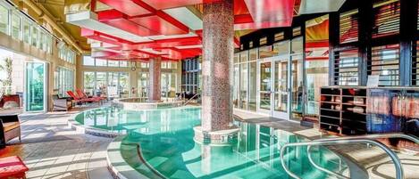 Alberca techada y alberca climatizada