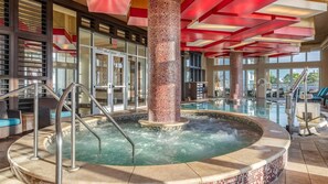 室内游泳池，恒温泳池