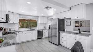 Coffee/tea maker, fridge, microwave, oven - Bermuda Bliss: Pool, Spa, Misters, Ping Pong, BBQ! (Bermuda Dunes)