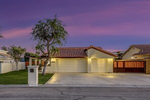 Exterior - Bermuda Bliss: Pool, Spa, Misters, Ping Pong, BBQ! (Bermuda Dunes)