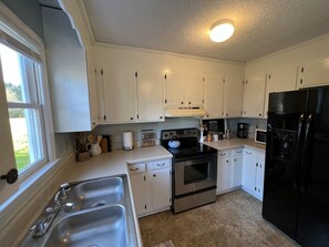 Een koelkast, een magnetron, een oven, een kookplaat