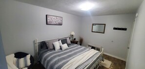3 bedrooms, iron/ironing board, WiFi, bed sheets