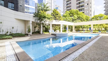 Piscine extérieure, parasols de plage, chaises longues
