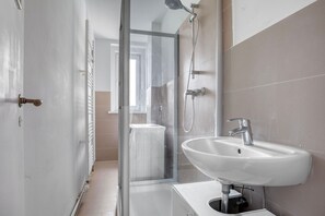 Hair dryer, towels - Marvelous Charlottenburg 1BR, Fully Furnished & Equipped, by Blueground (Berlin)