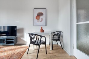 Dining - Marvelous Charlottenburg 1BR, Fully Furnished & Equipped, by Blueground (Berlin)