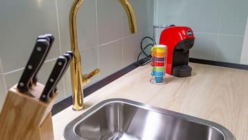 City Room | Private kitchen | Fridge, coffee/tea maker, cookware/dishes/utensils