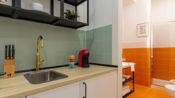 Camera City | Cucina privata | Frigorifero, macchina per tè/caffè, pentole/stoviglie/utensili