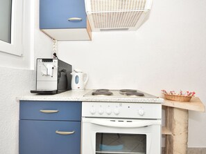 Kjøleskap, mikrobølgeovn, ovn og kjøkkenutstyr