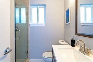 Shower, eco-friendly toiletries, hair dryer, towels - 2BR The TMC Flats 08! Hermann Park! Zoo! (Houston)