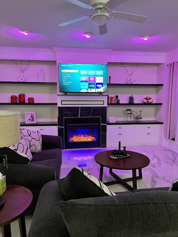 Smart TV y chimenea 