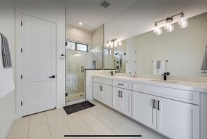 Douche, sèche-cheveux, serviettes fournies, savon