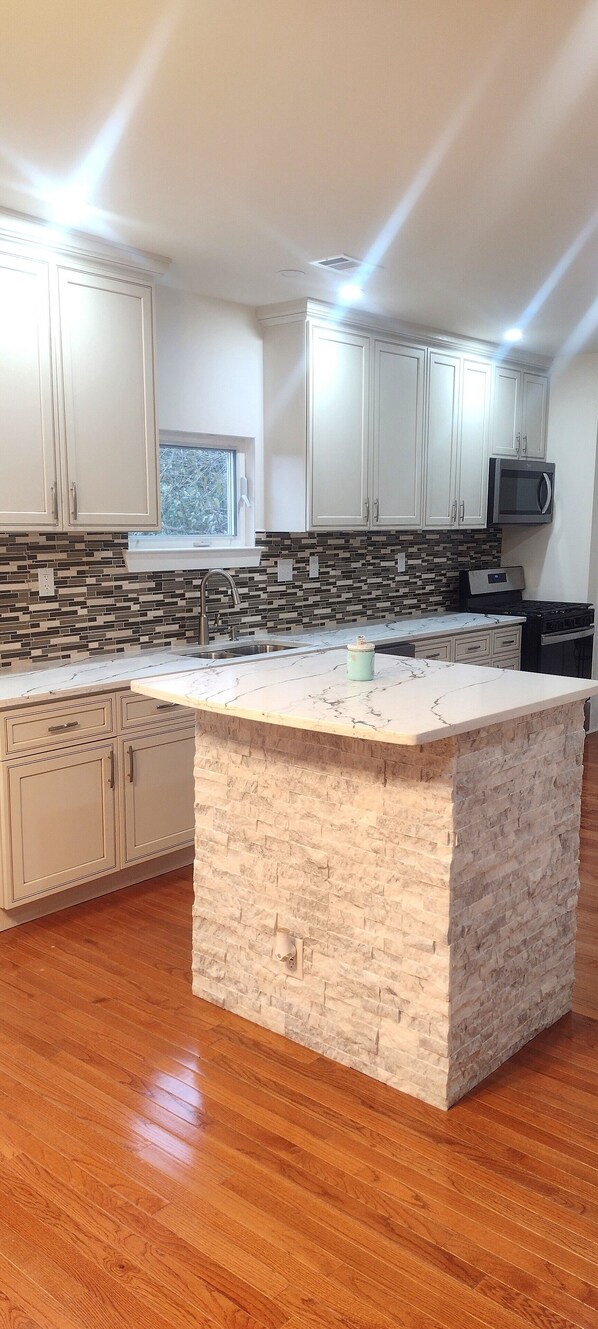 Fridge, microwave, oven, stovetop - Macon a Little Music House. Family-sized Home <1 Mile to Mercer & Downtown (Macon)