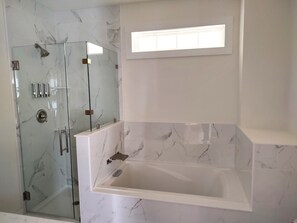 Séchoir à cheveux, serviettes fournies, savon, shampooing