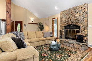 Smart TV, chimenea y libros
