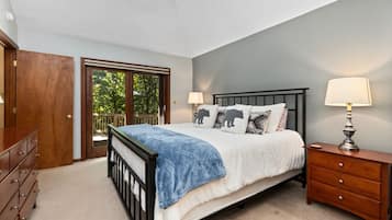 4 bedrooms, desk, iron/ironing board, travel crib