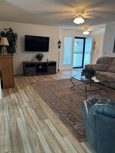 Charming 2-bedroom house in Fountain of the Sun 55+ community. Great amenities!