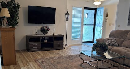 Charming 2-bedroom house in Fountain of the Sun 55+ community. Great amenities!