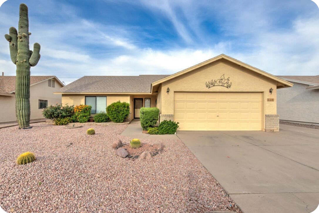 Charming 2-bedroom house in Fountain of the Sun 55+ community. Great amenities!