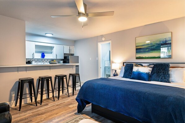 Escritorio, tabla de planchar con plancha, cuna de viaje y wifi gratis