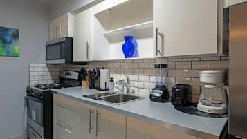 Frigorifero, microonde, forno, piano cottura