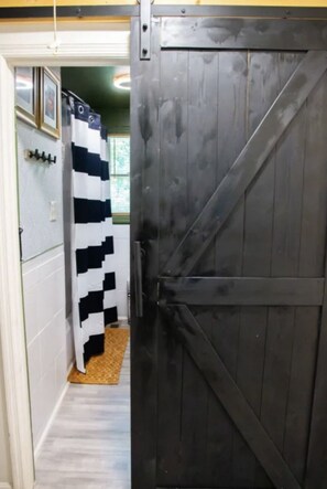 Interior - 15 min from airport zoo, State farm arena, Mercedez Benz Stadium, Aquarium, Shop (Atlanta)