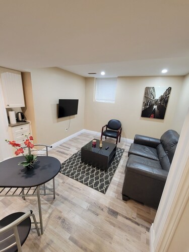  Center of Barrie city, 5.3km to Barrie lake and 5minutes to 400.2 guest allowed