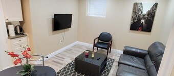 Center of Barrie city, 5.3km to Barrie lake and 5minutes to 400.2 guest allowed