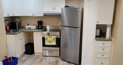 Center of Barrie city, 5.3km to Barrie lake and 5minutes to 400.2 guest allowed