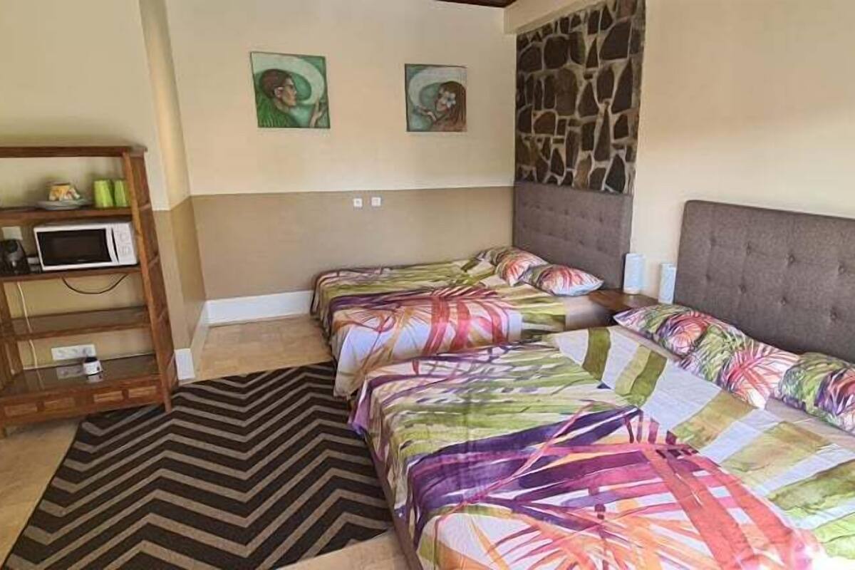Habitación cuádruple clásica, vistas a la piscina, junto a la piscina | Tabla de planchar con plancha, wifi gratis, decoración individual