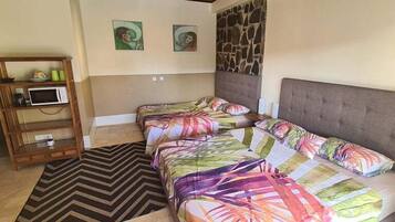 Habitación cuádruple clásica, vista a la alberca, junto a la alberca | Decoración personalizada y muebles diferentes