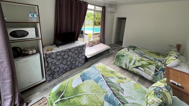 Klassieke vierpersoonskamer, uitzicht op zwembad, tuin | Een strijkplank/strijkijzer, gratis wifi, individueel gedecoreerd