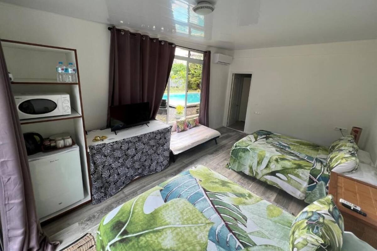 Habitación cuádruple clásica, vistas a la piscina, en la zona del jardín | Tabla de planchar con plancha, wifi gratis, decoración individual