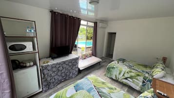 Quarto quádruplo clássico, vista para a piscina, no jardim | Individualmente decorados, individualmente mobiliados