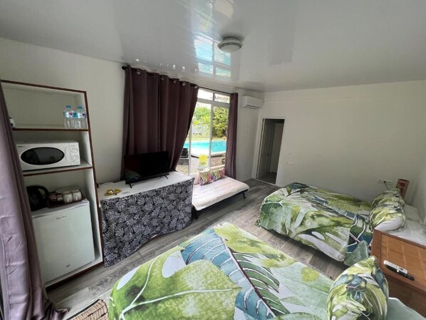 Habitación cuádruple clásica, vista a la alberca, en el área del jardín | Decoración personalizada y muebles diferentes