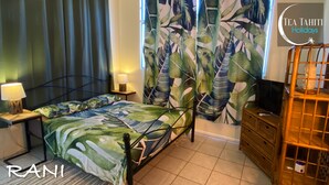 Klassieke tweepersoonskamer, 1 queensize bed, privébadkamer, aan het zwembad | Een strijkplank/strijkijzer, gratis wifi, individueel gedecoreerd