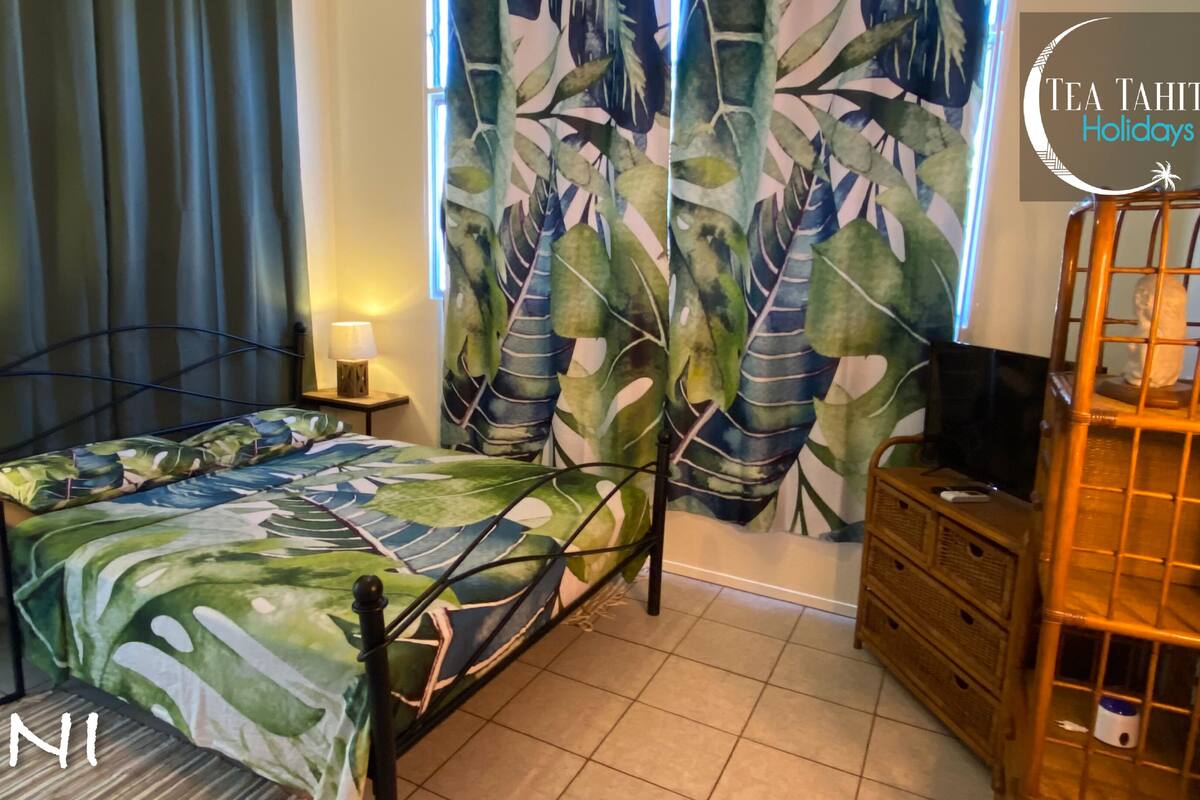 Habitación clásica doble, 1 cama de matrimonio, baño privado, junto a la piscina | Tabla de planchar con plancha, wifi gratis, decoración individual