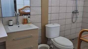 Klassieke tweepersoonskamer, 1 queensize bed, privébadkamer, aan het zwembad | Badkamer | Een douche, handdoeken, zeep, shampoo