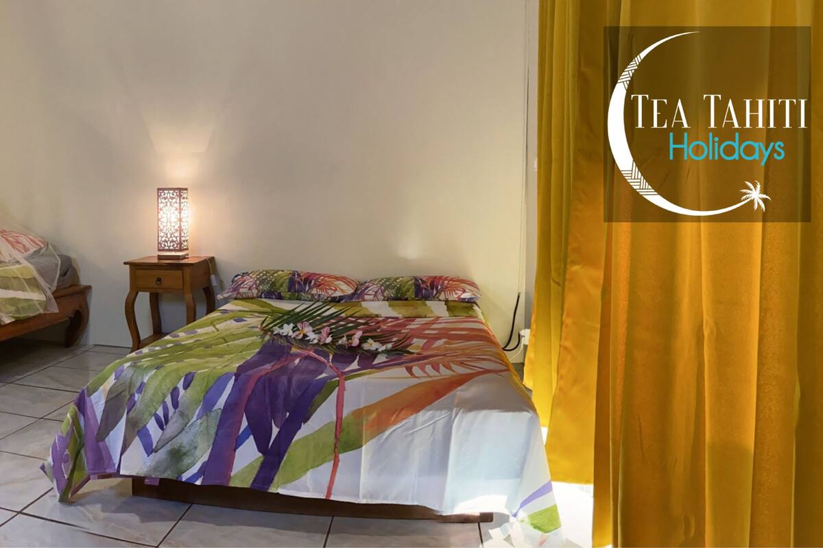 Habitación familiar, vistas a la piscina, junto a la piscina | Tabla de planchar con plancha, wifi gratis, decoración individual