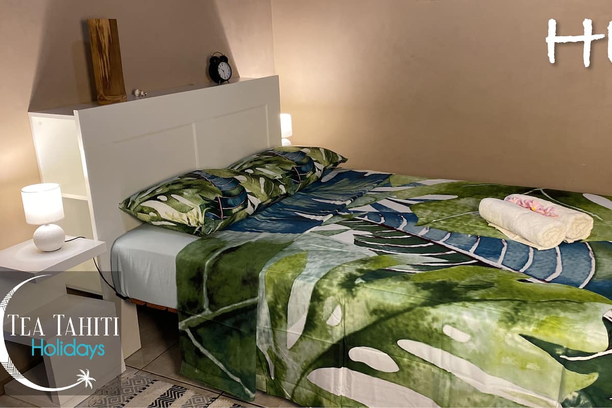 Habitación clásica doble, 1 cama de matrimonio, baño privado, en esquina | Tabla de planchar con plancha, wifi gratis, decoración individual