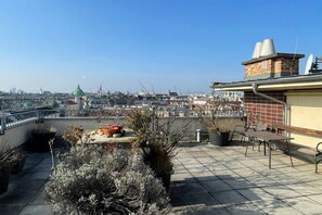 Outdoor dining - Sunny Innere Stadt 1BR in Refreshed Building w/ Elevator, by Blueground (Vienna)