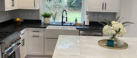 冷蔵庫、電子レンジ、オーブン、コンロ