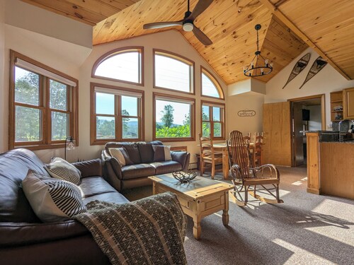 Chalet-styled condo in the heart of the White Mountains; pool / hottub / golfing