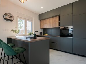 Kjøleskap, mikrobølgeovn, ovn og oppvaskmaskin