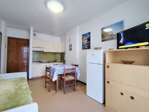 Appartement, 1 slaapkamer, balkon, uitzicht op de stad | Dineerruimte