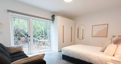 White Haus 2 - Private rainforest retreat close to beaches