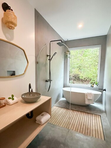 White Haus 2 - Private rainforest retreat close to beaches.